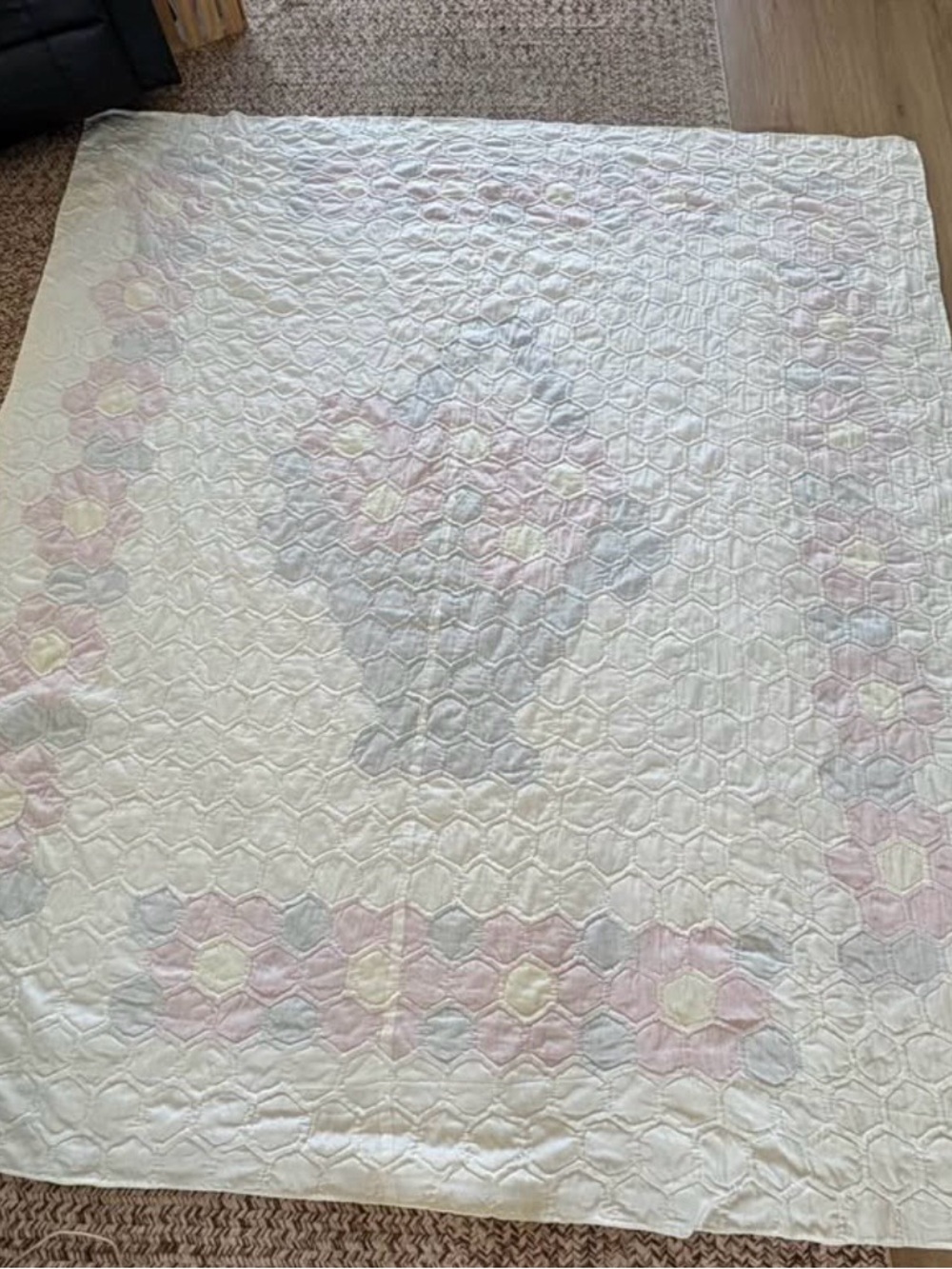 Handmade Vintage Floral Basket of Flowers Quilt - White, Red, Black - Picture 4 of 10